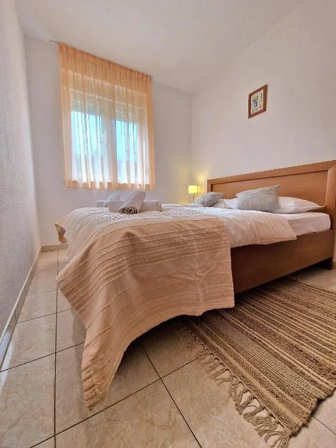Apartment Iva Traù