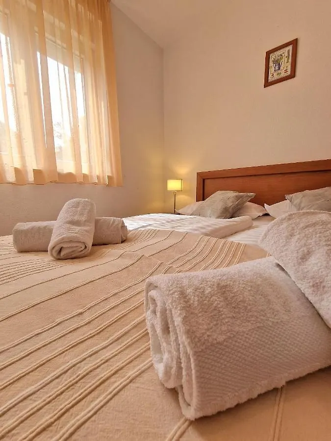 Apartment Iva Traù