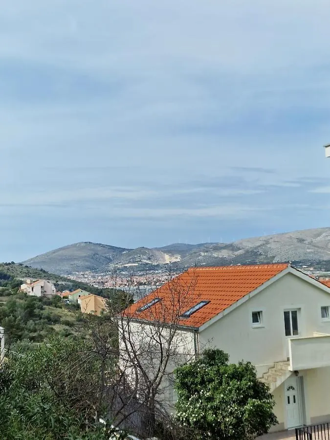 Apartment Iva Traù