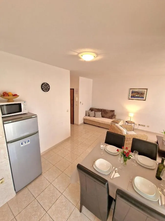 Apartment Iva Traù